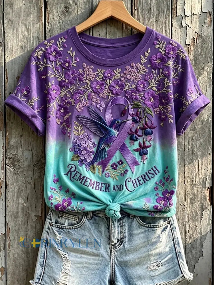 Kvinnors minne och älskar lila Ribbon Hummingbird Skriv ut kortärmad T-shirt - mörkt / S