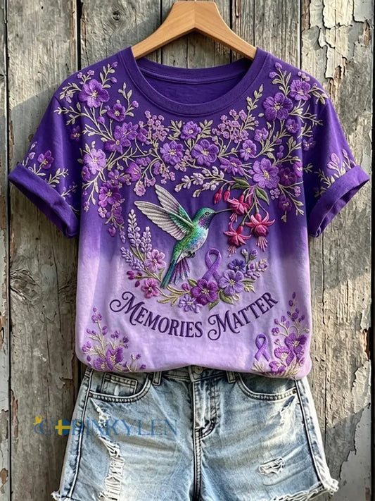 Kvinnors minnen Matter Lila Ribbon Hummingbird Skriv ut kortärmad T-shirt - mörkt / S