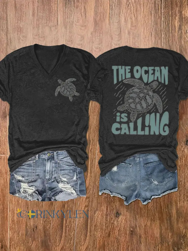Kvinnors Ocean kallar tryckt V-hals T-shirt - svart / S