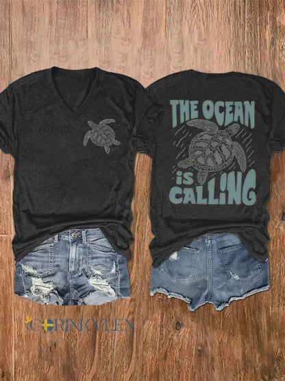 Kvinnors Ocean kallar tryckt V-hals T-shirt - svart / S