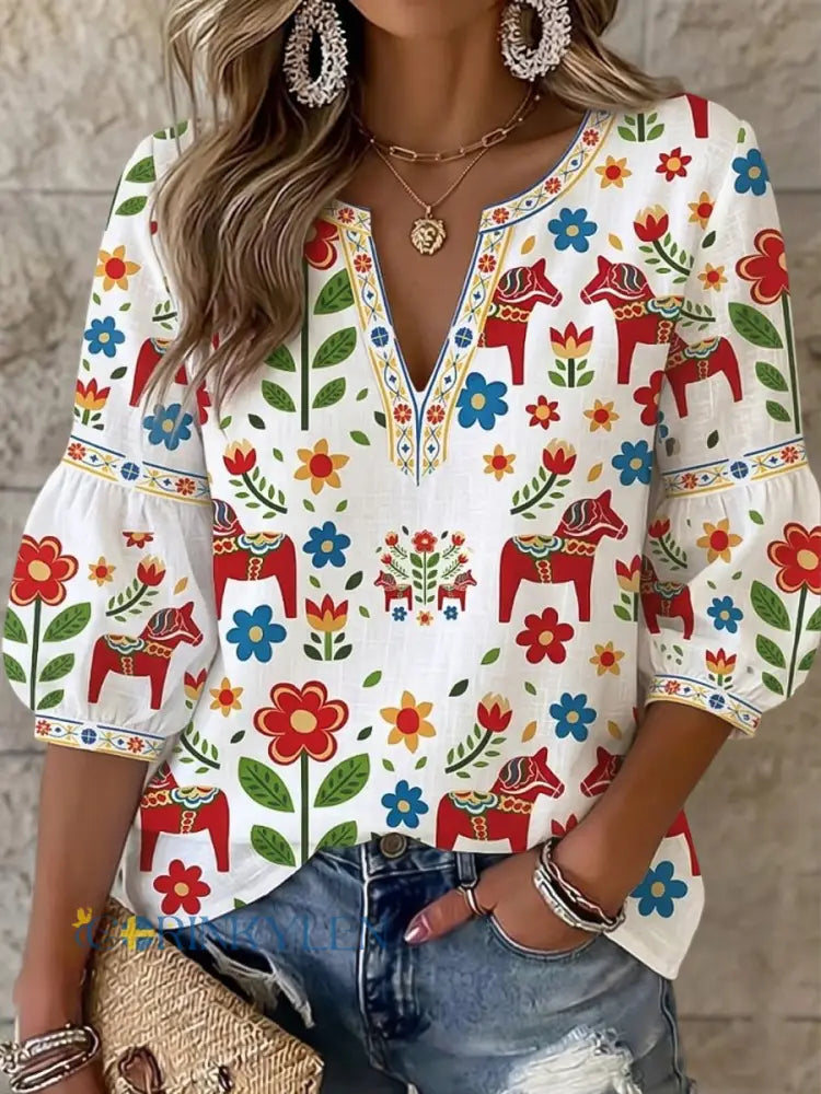 Kvinnors Vintage Svenska Dala Häst Floral Art V-Hack Topp - flerlog / S