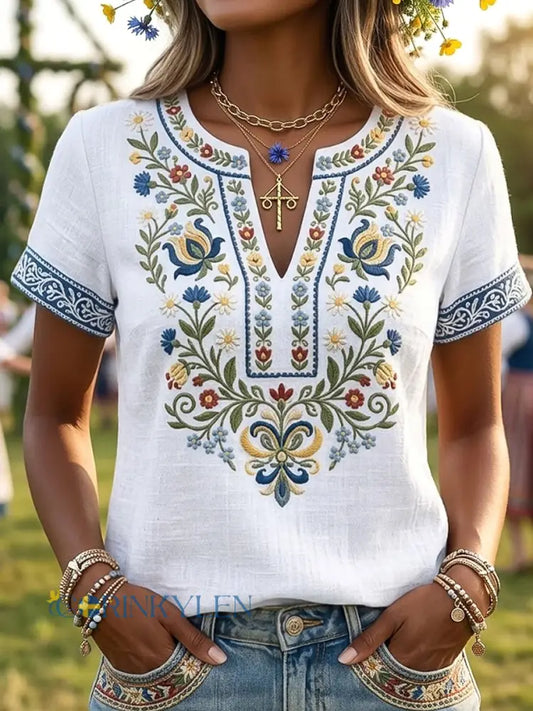 Kvinnors Vintage Svenska midsommar Floral Art V-Hack T-shirt - flerlog / S