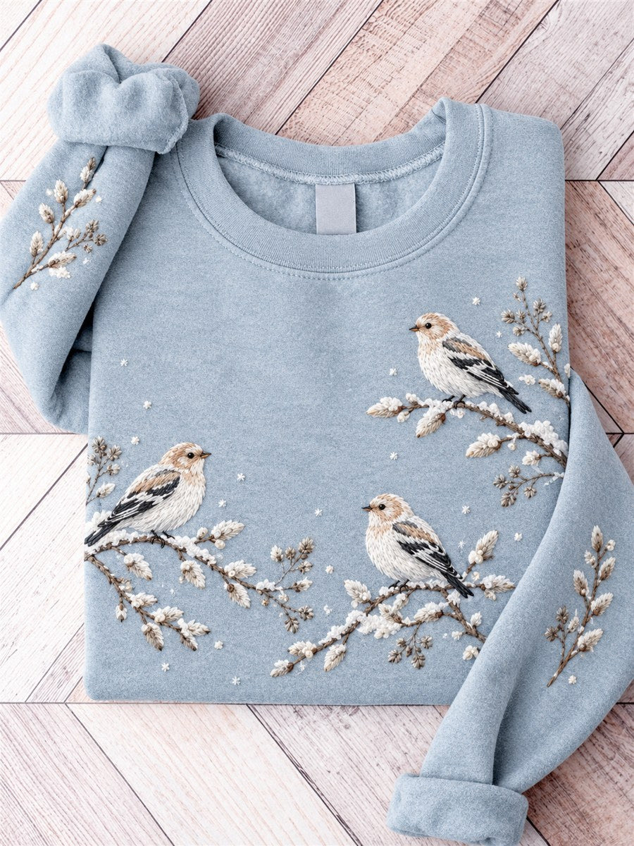 Kvinnors snöiga vinter gemensamma Redpoll fåglar på Braches Print Sweatshirt