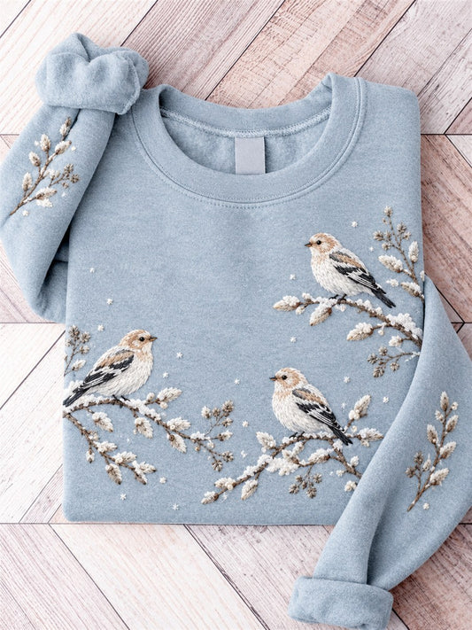 Kvinnors snöiga vinter gemensamma Redpoll fåglar på Braches Print Sweatshirt